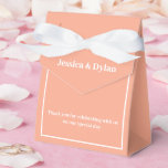 Favoritruta för Party-behandling Presentaskar<br><div class="desc">Den här partiförmånsrutan visas i en elegant persika och vit färg. Anpassa det här objektet och ändra exempeltexten till din egen. Tips! Lägg till dina underbara behandlingar och lägg till lite festligt band.</div>