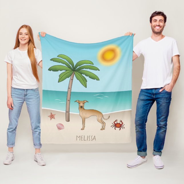 Fawn italiensk mops på tropisk sommarstrand fleecefilt (På plats)
