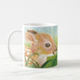 Fawn ljuger i gräs och ekorre kaffemugg
