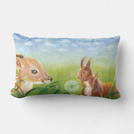 Fawn ljuger i gräs och ekorre lumbarkudde