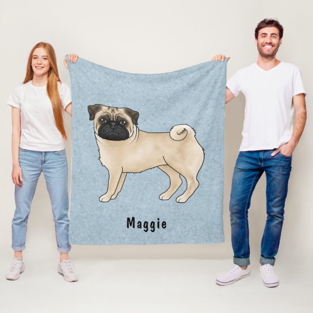 Fawn pälsfärgad Mops Hund med anpassat namn Blå Fleecefilt (På plats)