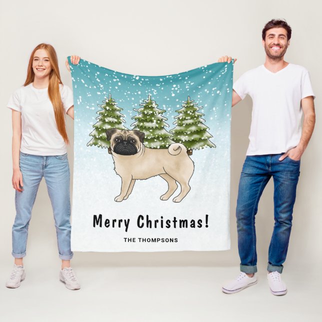 Fawn Pug Cute Tecknad hund Snowy Winter Forest Fleecefilt (På plats)