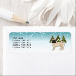 Fawn Pug Cute Tecknad hund Snowy Winter Forest Returadress Etikett<br><div class="desc">Desteis ursprungliga illustration av en söt tecknad jackar hund av färg Pug. Hund placeras på en vinterscen med tre gröntar nära träd och fallande snö. Bakgrunden är en blå till vit övertoning som ge kallets vintag. Vid sidan av hund finns det ett anpassbart textområde.</div>