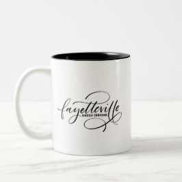 Fayetteville NC Strong Hand Lettered Två-Tonad Mugg