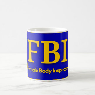FBI - Female Body Inspection T-Shirt Truckerkeps Kaffemugg