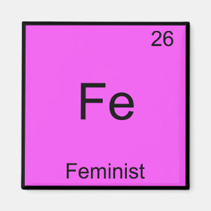 Fe - Feminist Rolig T-Shirt med Kemiskt Elementsym Magnet