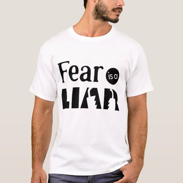 Fear Is a Liar – Broken Lock Typography Design T Shirt (Framsida)