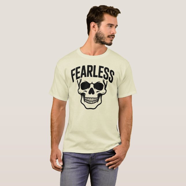 Fearless Skull Grafisk T-Shirt – Modig Attityd (Hel framsida)