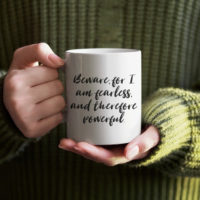 Fearless Woman-citat i modern skripttypografi Kaffemugg (Skapare uppladdad)