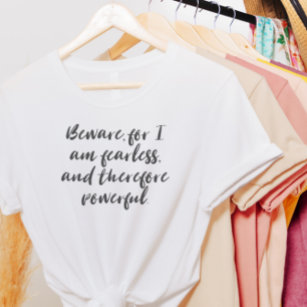 Fearless Woman-citat i modern skripttypografi T Shirt
