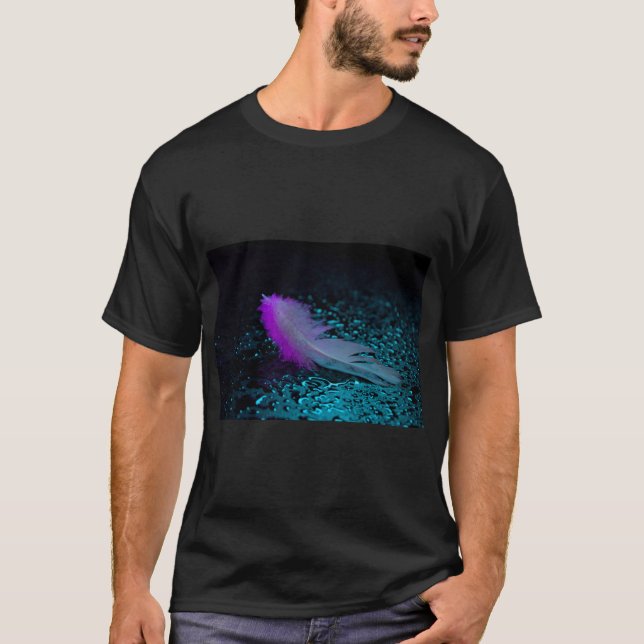 Feather Touch: Våt Natur Art T-Shirt (Framsida)