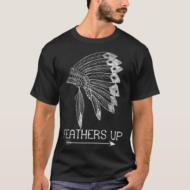 Feathers Up Proud Native American Indian Headdress T Shirt (Framsida)