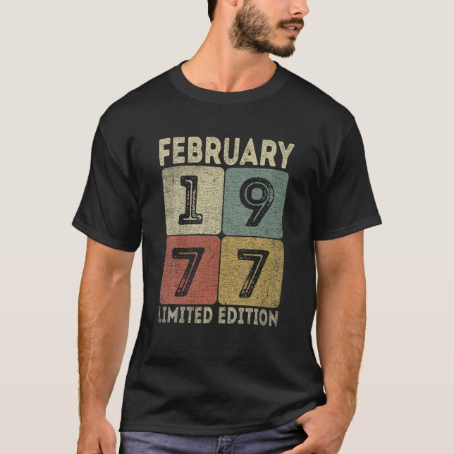 Februari 1977 Begränsad Edition Outfit Retro 45th  T Shirt (Framsida)