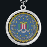 Federal Bureau of Investigation (FBI) Silverpläterat Halsband<br><div class="desc">Federal Bureau of Investigation (FBI) är en byrå vid United Stater Department of Justice som fungerar både som ett federalt brottsutredningsorgan och som en intern underrättelsebyrå.FBI har en undersökningsbehörighet när det gäller brott mot mer än 200 kategorier av federala brott. Dess motto är en backronym till FBI, "Fidelity, Bravery, Integrity"....</div>