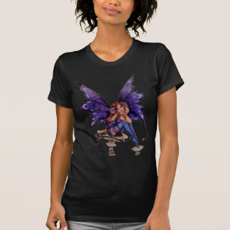 Fée violette assise sur un champignon t shirt