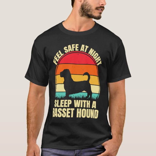 Feel Safe at Night Sleep With a Basset Hound T Shirt (Framsida)