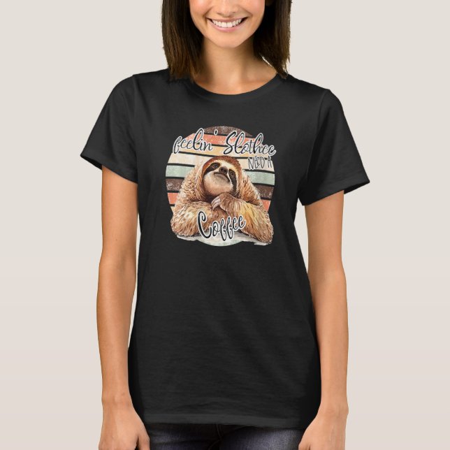 Feelin Slother behöver en kaffekaffekaffe Retro T Shirt (Framsida)