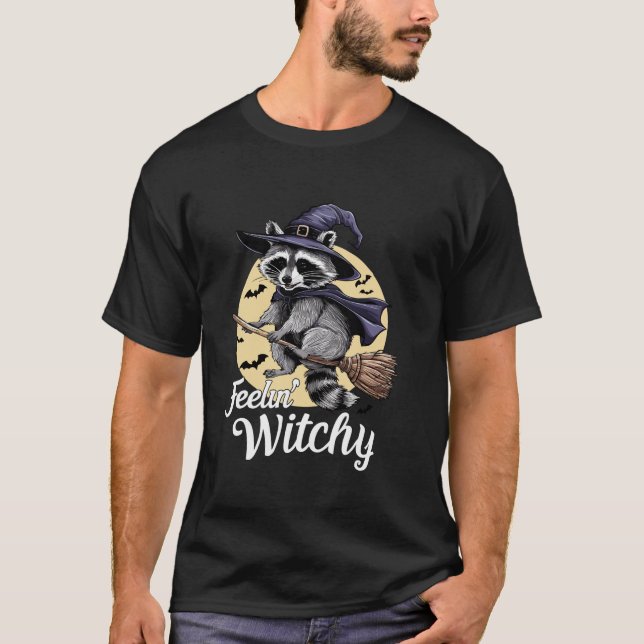 Feelin Witchy Cute Raccoon Halloween Witch Spooky T Shirt (Framsida)