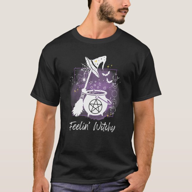 Feelin witchy grafik witchcraft cauldron broom sp t shirt (Framsida)