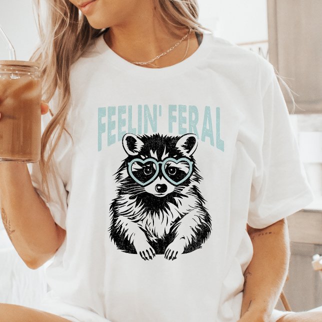 Feelin'Feral Heart Sunglasses Raccoon T Shirt (Skapare uppladdad)