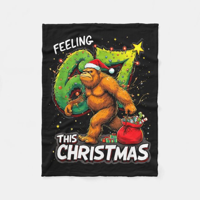 Feeling 67 Funny Christmas Bigfoot Holiday  Fleecefilt (Framsidan)
