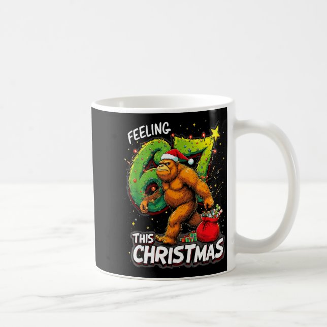 Feeling 67 Funny Christmas Bigfoot Holiday  Kaffemugg (Höger)