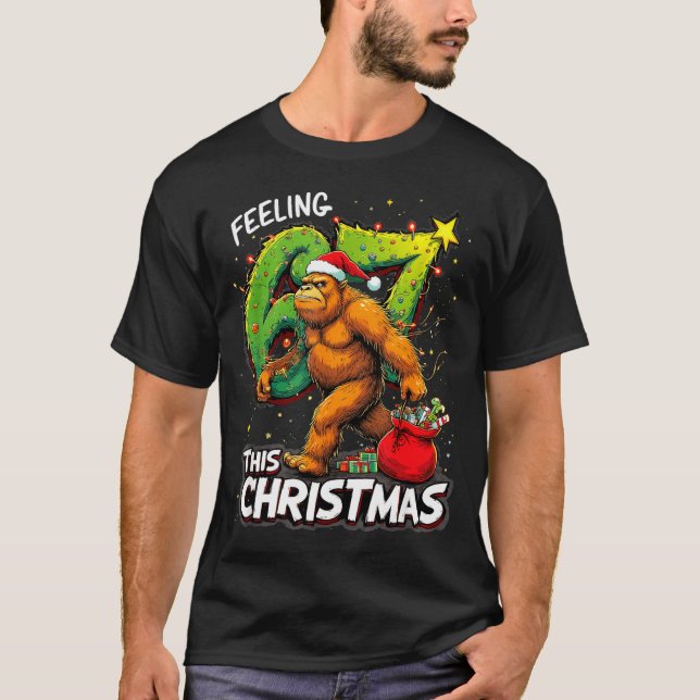 Feeling 67 Funny Christmas Bigfoot Holiday  T Shirt (Framsida)