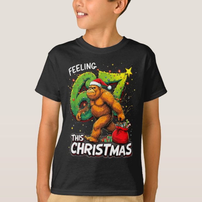 Feeling 67 Funny Christmas Bigfoot Holiday  T Shirt (Framsida)