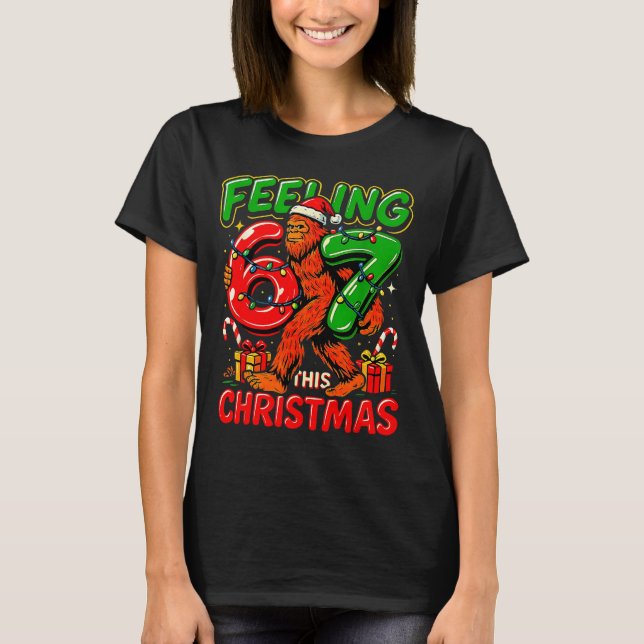 Feeling 67 This Christmas Funny Bigfoot  T Shirt (Framsida)