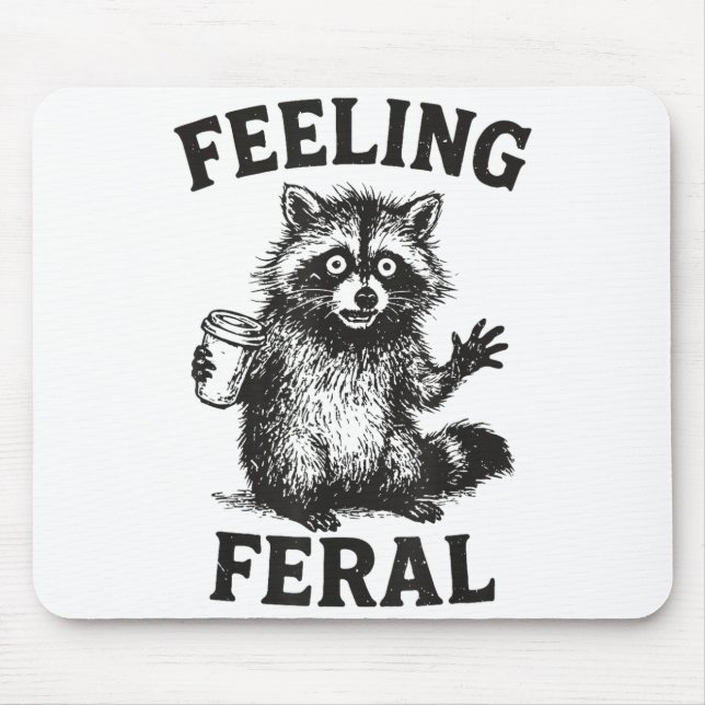 Feeling Feral Raccoon Drink Coffee Funny Trash Pan Musmatta (Framsidan)