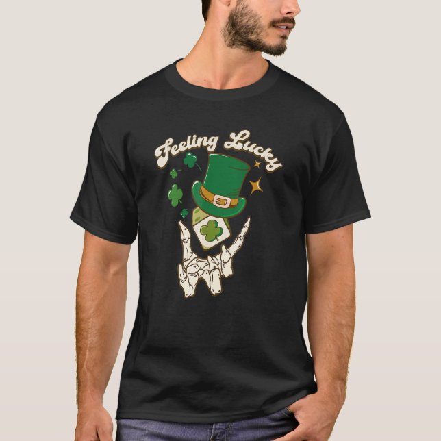 Feeling Lucky Clover Skeleton Hand St Patricks Day T Shirt (Framsida)