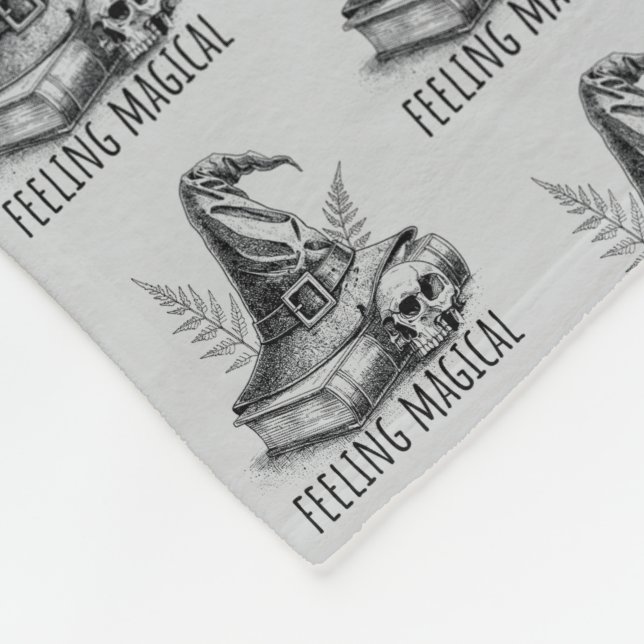 Feeling Magical Witches Spell Book and Skull Fleecefilt (Hörn)
