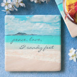 Feet-skript för Hawaii Tropical Beach Peace Kärlek Stenunderlägg<br><div class="desc">"Fred, kärlek och sandiga fötter." Slappna av med din favoritdryck på den här bedövande pastel-färgad-fotostenen underlägg, allt medan du påminner dig om den färska saltdoften från luft. Exhale och utforska en tom hawaiisk strand. Gör en underbar hemmavärmargåva! Du kan enkelt anpassa den här stenen och underlägg och jag erbjuder även...</div>