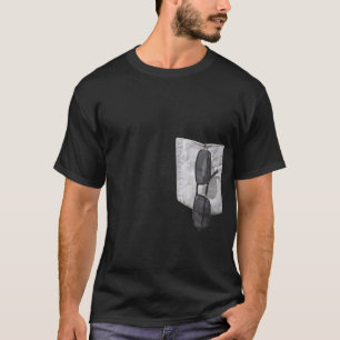 Fejka fick- med solglasögon utanför tee shirt