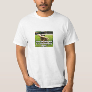 Fejka lägger benen på ryggen hunden t-shirt