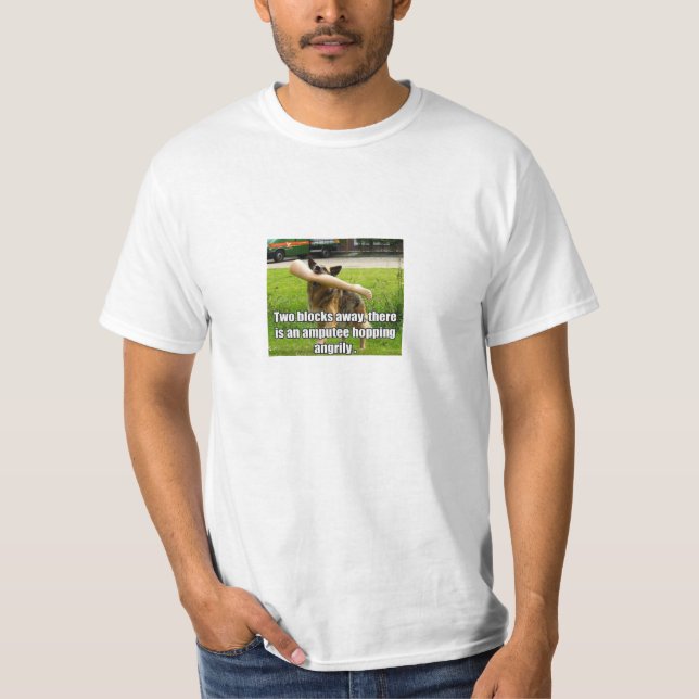 Fejka lägger benen på ryggen hunden t-shirt (Framsida)
