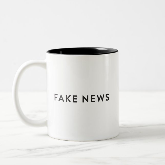 Fejka nyheternamugg#FakeNews Två-Tonad Mugg (Vänster)