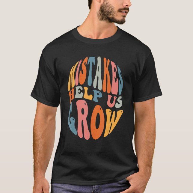 Fel hjälper oss att odla Groovy Growth Mindset Tea T Shirt (Framsida)