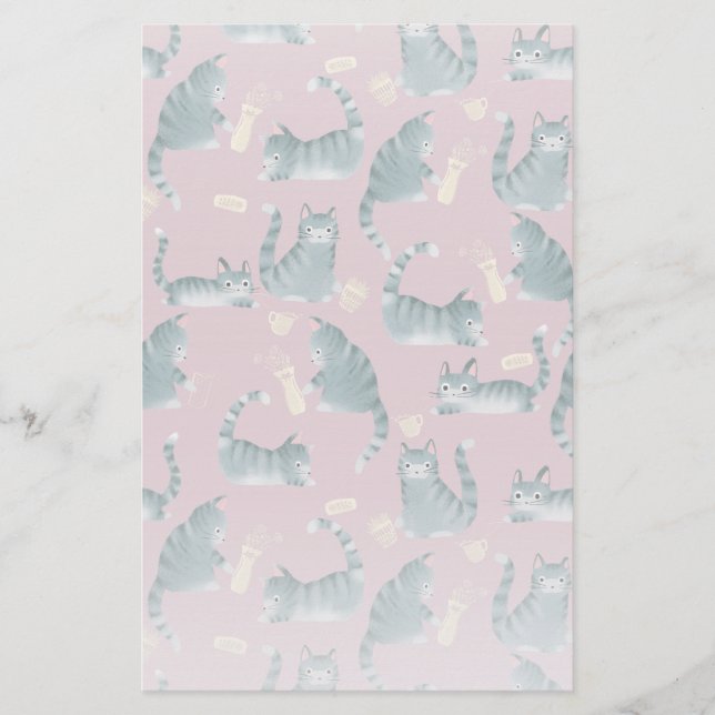 Felaktig Grått Tabby katt som knackar Saker över Brevpapper (Framsida)