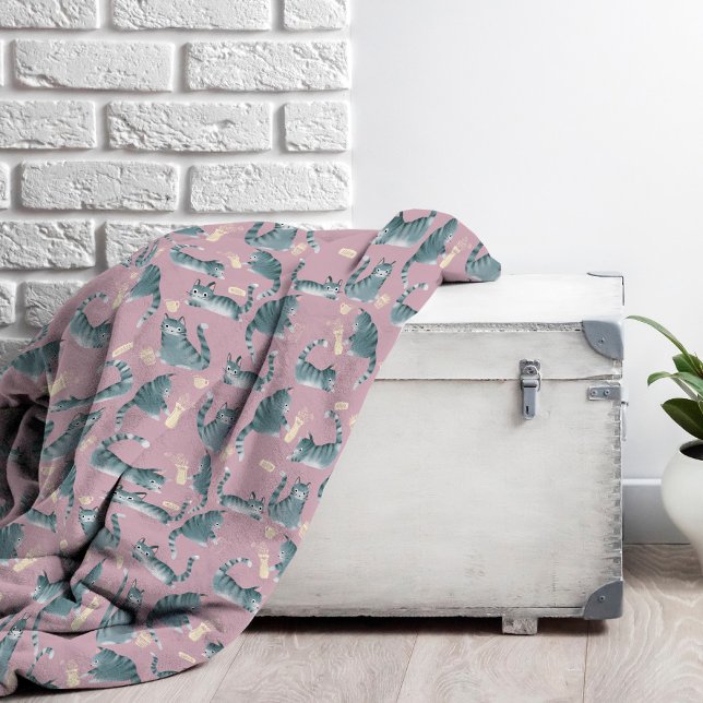 Felaktig Grått Tabby katt som knackar Saker över Fleecefilt (Bad Grey Tabby Cats Knocking Things Over Patterned Fleece Blanket)