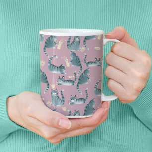 Felaktig Grått Tabby katt som knackar Saker över Kaffemugg