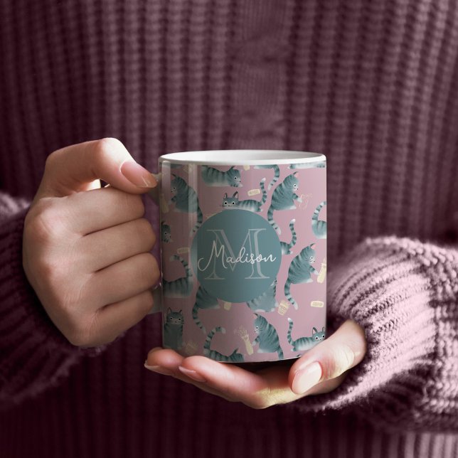 Felaktig Grått Tabby katt som knackar Saker over & Kaffemugg (Bad Grey Tabby Cats Knocking Stuff Over Monogram Coffee Mug)