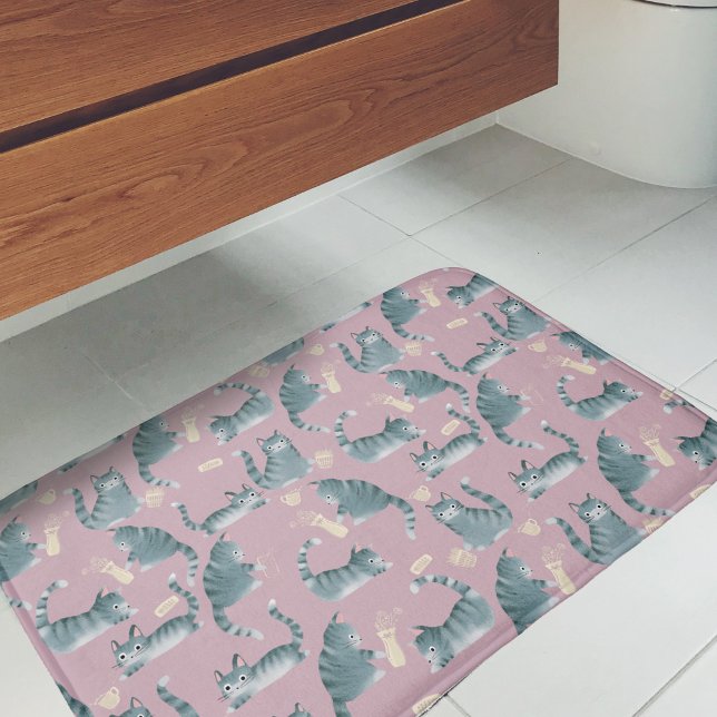Felaktig Grått Tabby katt som knackar Saker över M Badrumsmatta (Bad Cats Knocking Things Over Bath Mat)