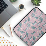 Felaktig Grått Tabby katt som knackar Saker över M Laptop Fodral<br><div class="desc">Hand plockade mönster är en kompilering av lustigt sött grått tabby katt som knackar på olika sak - kaffe koppar,  kulörer,  tv-sändare och vas av blommor. Ett roligt mönster för dem som kärlek sina katter,  även om de är idiot och knackar på saker.</div>