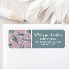 Felaktig Grått Tabby katt som knackar Saker över Returadress Etikett