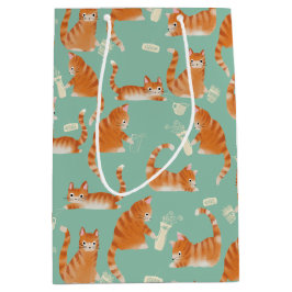 Felaktig Orange Tabby katt som knackar Saker över