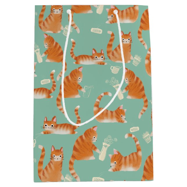 Felaktig Orange Tabby katt som knackar Saker över (Framsidan)