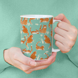 Felaktig Orange Tabby katt som knackar Saker över Kaffemugg