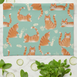 Felaktig Orange Tabby katt som knackar Saker över Kökshandduk