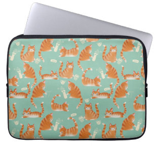 Felaktig Orange Tabby katt som knackar Saker över Laptop Fodral